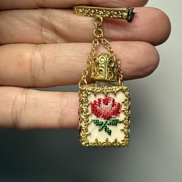 Vintage 1920’s Petit Point Filigree Glass Blown Flask Brooch Perfume Bottle - Picture 2 of 8